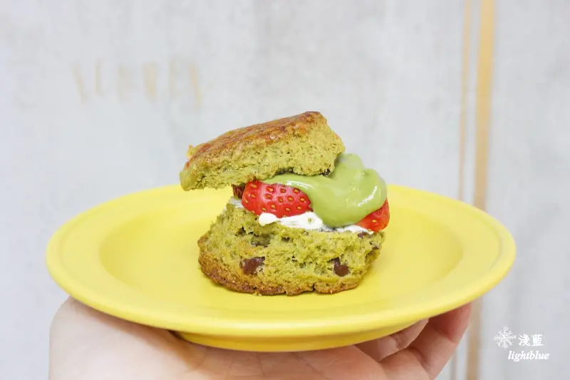 [ 忠孝敦化．仁愛圓環美食 ] 淺藍 × 悄悄黑眼圈～季節限定抹茶草莓生乳司康與隱藏版抹茶黑磚歐蕾
