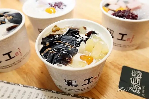 【台南美食】黑工號嫩仙草赤崁店：老屋工業風格，享受一碗嫩仙草的悠閒食光        
      