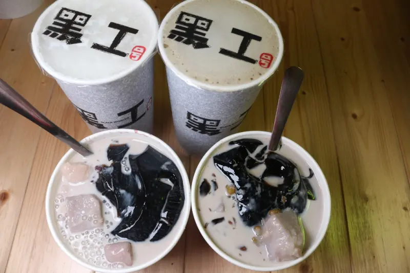 台南中西區-黑工號嫩仙草 滑順口感、豐富配料 赤嵌商圈周邊甜點