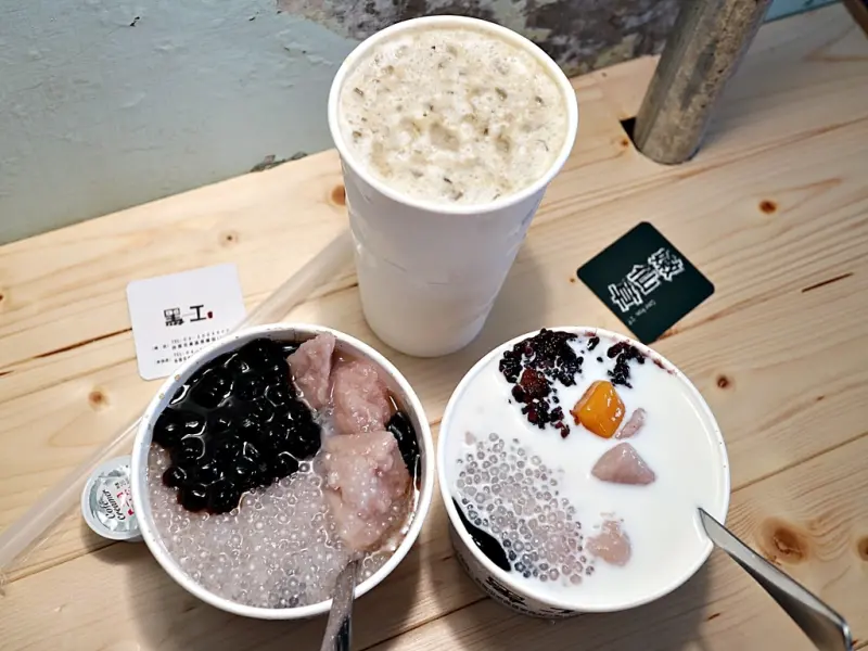 (台南。中西區美食)黑工號嫩仙草 赤崁店：在台南老屋裡品嚐滑順嫩仙草，搭配手工地瓜芋圓，估溜西米露，銅板價的料多多，成大生的最愛！