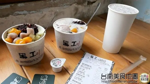【台南市-中西區美食】澎湃料多的古溜極軟嫩仙草，就在『黑工號嫩仙草-赤崁店』！桂圓紫米超驚豔❤！芋頭塊也好鬆綿≧▽≦！紅豆沙薏仁牛奶好濃郁喔๑♡∀♡๑