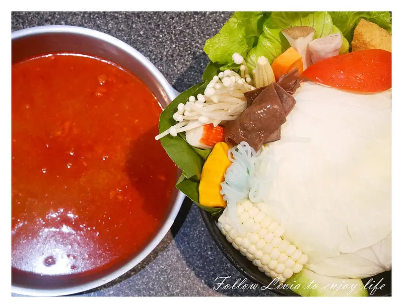 美食餐廳║新北三重區 捷運台北橋站 王子鴻 精緻鍋物 三重/火鍋 超多湯頭可以選 三和夜市火鍋 麵飯飲料冰淇淋無限暢飲 ❤跟著Livia享受人生❤