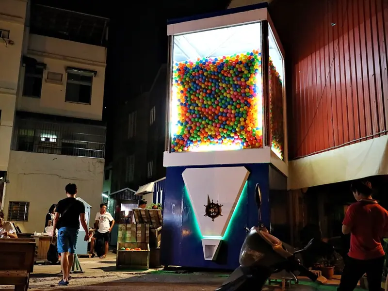 (台南。旅遊景點推薦) 台南最新貨櫃市集。全台最大扭蛋機 @衛民街　｜扭蛋機，異國中東料理 HUs MIND ，提比卡咖啡｜近台南火車站，步行可達