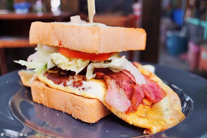 【輪圈人生】巷仔內的個性早午餐，晚上搖身變酒吧