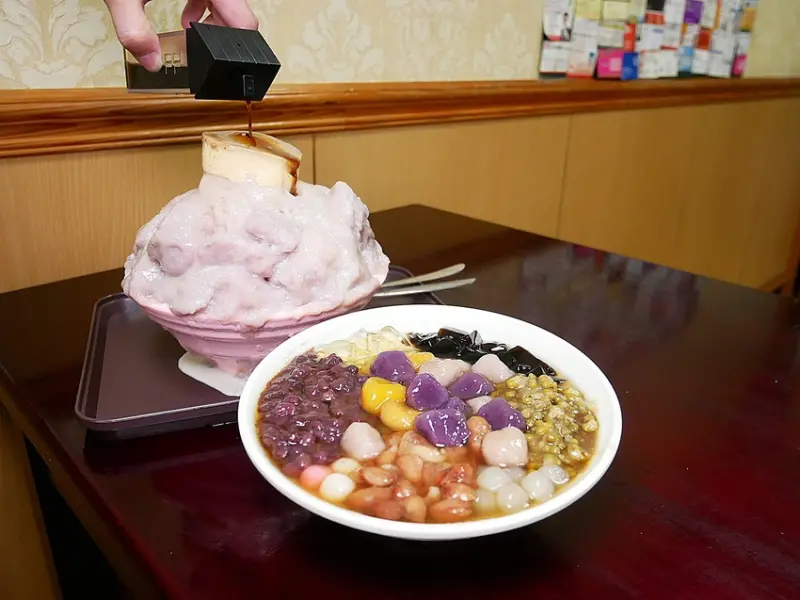 桃園芋頭冰推薦，把握最後幾個禮拜的夏季冰期，滿滿芋頭山淋上黑糖漿超過癮! 綜合冰還能免費加冰加糖-星大王