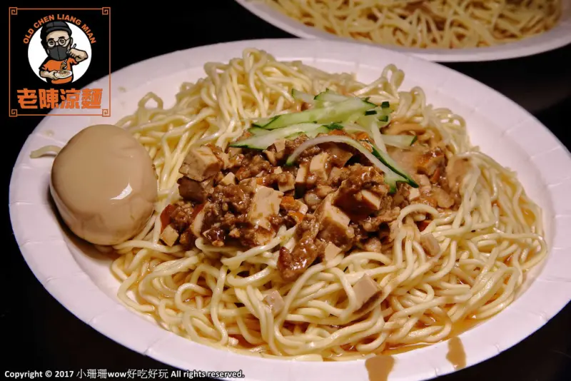 【食。板橋】老陳涼麵〜排隊排到爆炸的人氣宵夜！炸醬+麻醬雙醬涼麵，經典美味，非吃不可的小吃！