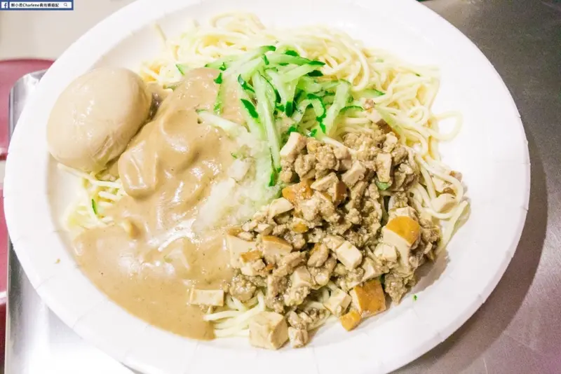 【新北板橋】老陳涼麵－50元雙醬涼麵！板橋後站熱門排隊美食！府中捷運站超夯宵夜，排到天荒地老也甘願的超人氣小吃！(合作)