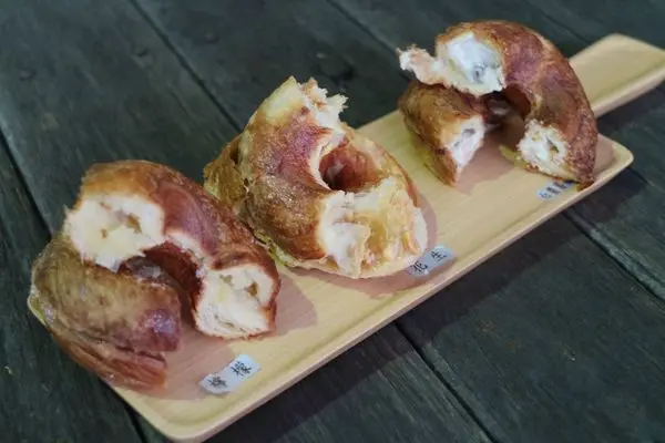 高雄苓雅區=<食>Give You 5.創意甜甜圈~可頌型甜甜圈吃到麵包的蓬鬆好吃感，裡面更是料香味美＊下午茶好選項＊散步小食=