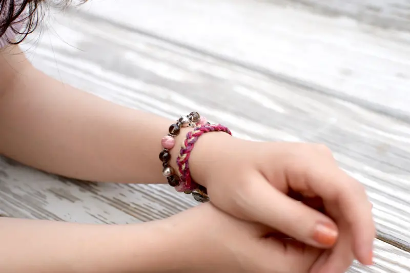 Attract Studio 菱錳礦手鍊。天然粉紅色菱錳礦石 x 茶晶 x 銀珠，細緻溫潤的藝術品