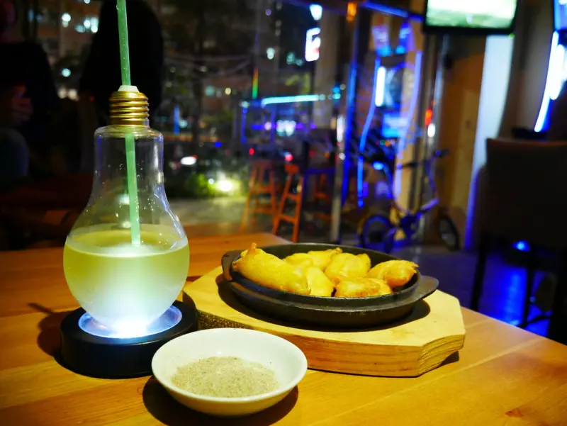 【Angelas日嚐】啜飲個人屬性美酒看世足賽，品味濃郁美味的紅酒燉牛肉與香氣迷人的松露奶油燉雞排，捷運南京三民站小酌推薦【Addicition癮餐酒館】