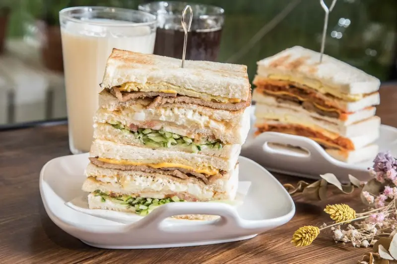 [台北大安]好料疊高高！純手工炭烤吐司，爆量內餡大滿足！好遞食肉蛋炭烤三明治-通化店 - 大手牽小手。玩樂趣