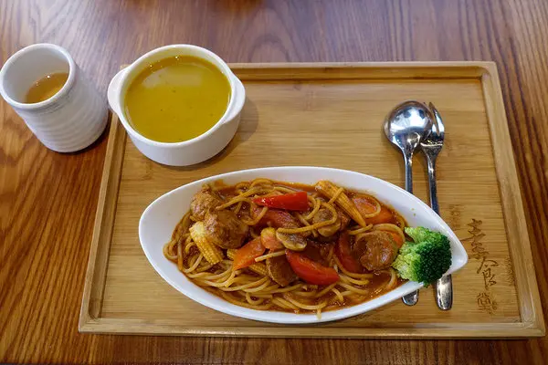 三重站餐廳-三重素食堂，捷運三重站咖啡廳，日式風格的機捷三重站素食餐廳、下午茶