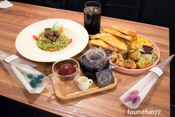 七彩乾燥花打卡牆U NEED brunch&bistro不收服務費／永和早午餐／義大利麵／捷運頂溪站
