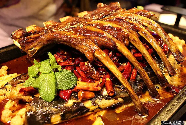 中和美食|水貨雙人雙吃法源自重慶萬州的炭火烤魚技術搭配祖傳秘方醬料一魚兩吃讓人視覺、味覺都有不同的體驗/新北中和