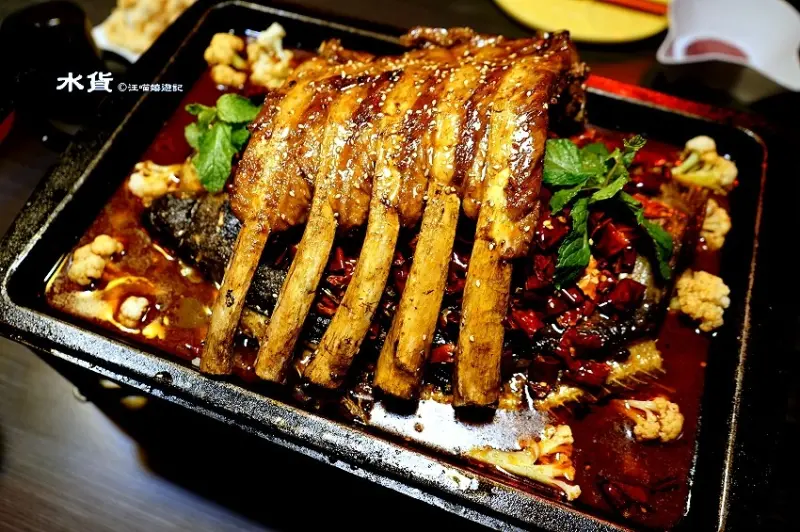 新北中和炭火烤魚 ✿ seahood 水貨-中和店（台灣2號店）  ✿ 重慶萬州炭火烤魚 / 火鍋結合燒烤，一爐二吃 / 一魚二吃 / 水果烤魚 / 台北宵夜必吃美食 / 熊掌烤魚 / 鳳梨野莓烤魚 
