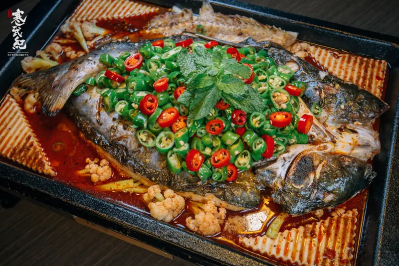 【中肯‧食記】水貨-中和店｜上海最大炭火烤魚品牌‧一爐二吃麻辣燙‧魚與熊掌兼得の地表最強烤魚！