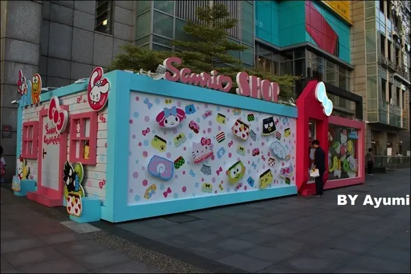 ♥Sanrio三麗鷗2017夏季限定快閃店♥信義誠品前，超萌限定到8/19而已呦～想要跟卡哇伊的三麗鷗家族拍照趕快衝吧XD        
      