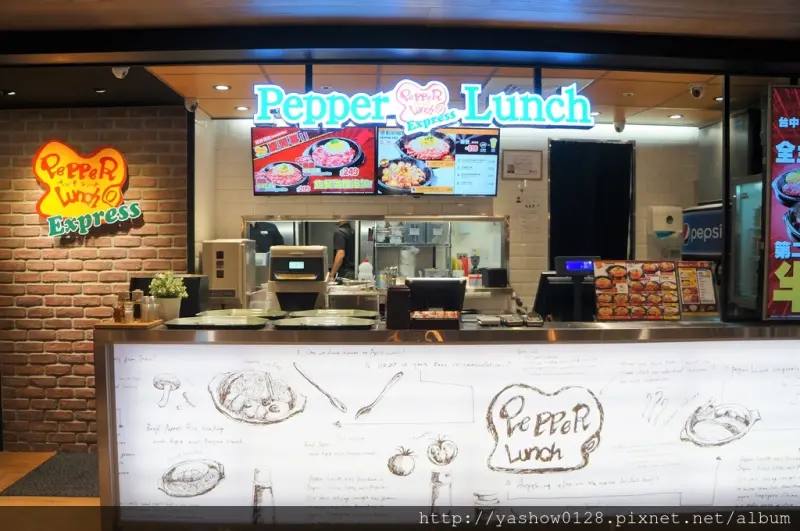 【台中中友百貨】Pepper Lunch胡椒廚房鐵板料理~胡椒香配上高溫鐵板激出火花，鐵板拌飯、排餐都好吃!!美食街的價格份量又十足，非常值得一試，7月14日到23日開幕期間，點主餐第二件半價喔，想嚐