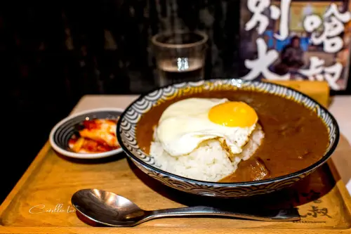 《別嗆大叔》模範市場裡的人氣咖哩飯 - 卡琳。摸魚兒趣