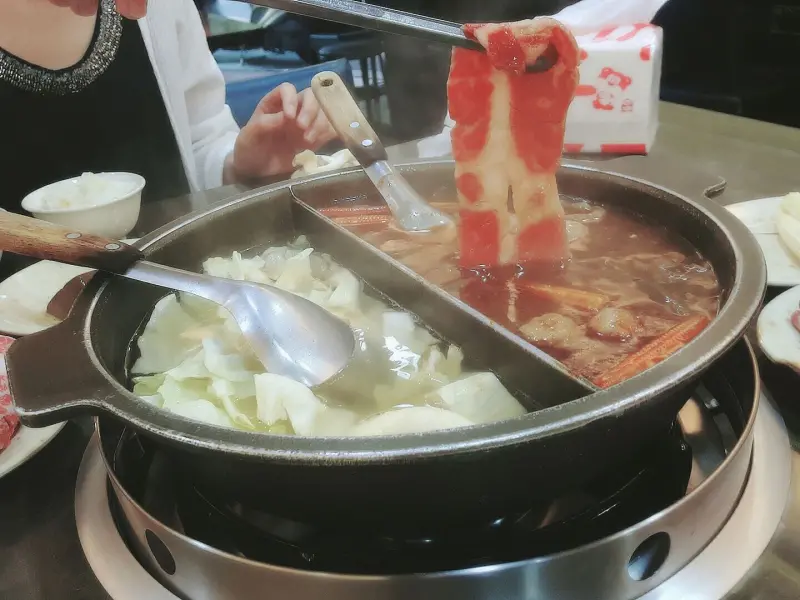 板橋人火鍋美食推薦【齊味麻辣鴛鴦火鍋（板橋總店）老字號】第一名鴨血又嫩又入味、牛舌超下嘴CP值好高 板橋在地美食不吃不可 ♥食尚期貨小咪