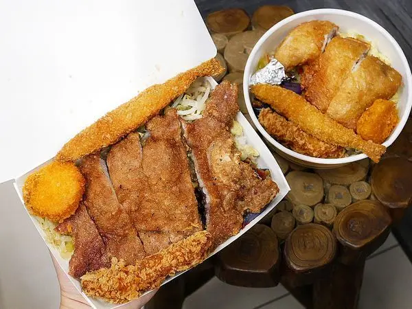 黃加雞腿 - 新北頂溪站四菜一肉便當，招牌雞腿和排骨都好吃又細緻，小菜加好加滿只要$17