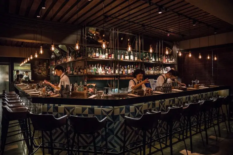 米其林一星餐酒館｜LONGTAIL 窺視蟬聯兩屆米其林一星的料理魅力、掉入英國風情酒吧、約會聚餐推薦、創意料理餐廳、六張犁站美食、台北夜生活