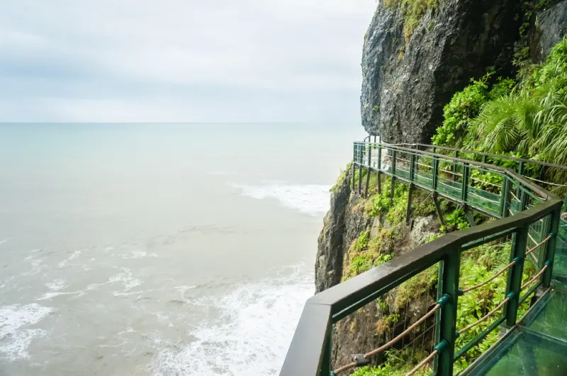 花蓮景點 ▌斷崖邊的天空步道 親不知子斷崖~腳踩透明玻璃棧道欣賞海天一線🌋