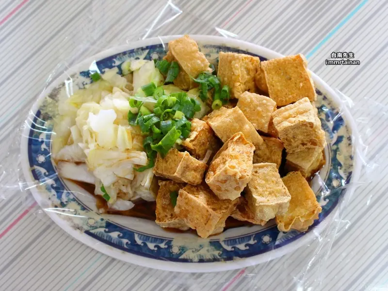 台南臭豆腐／台式下午茶飄香20年／從路邊攤賣到透天厝／每日限量晚來吃不到／每逢假日必排隊／巷弄隱藏版美食－「阿成臭豆腐」