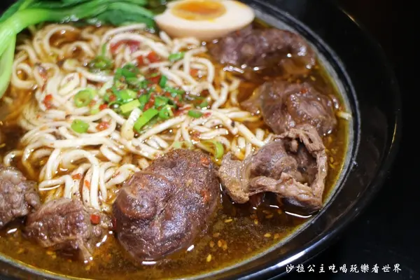 古亭.公館美食『余記新川味肉麵館』牛肉麵/羊肋排/客家梅干扣肉/牛肉巨無霸