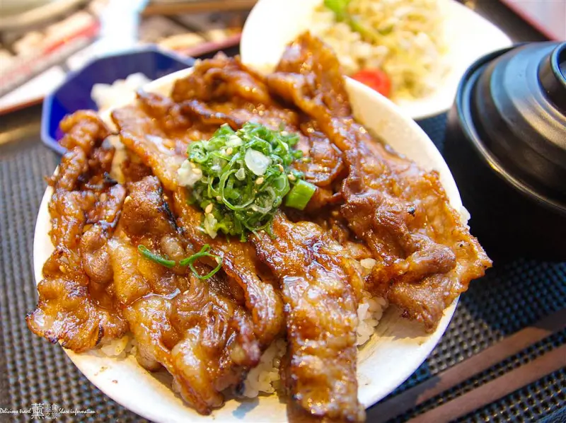 「台北信義區美食」赤から鍋Akakara‧台北信義ATT店，捷運周邊美食台北101世貿站-日本連鎖火鍋店ATT 4 FUN四樓赤鍋新推出午間限定套餐日韓牛丼飯，好吃超過癮