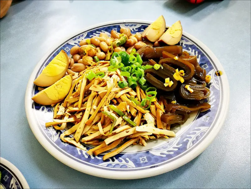 [台中] 老趙排骨牛肉麵 點個陽春麵乾麵 切盤小菜這樣就是個標準的外省味