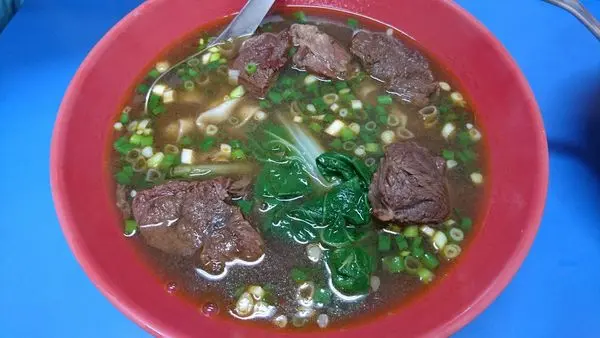 【台中】位於東勢巷內，有名又好吃、食尚玩家推薦美食『老趙排骨牛肉麵』