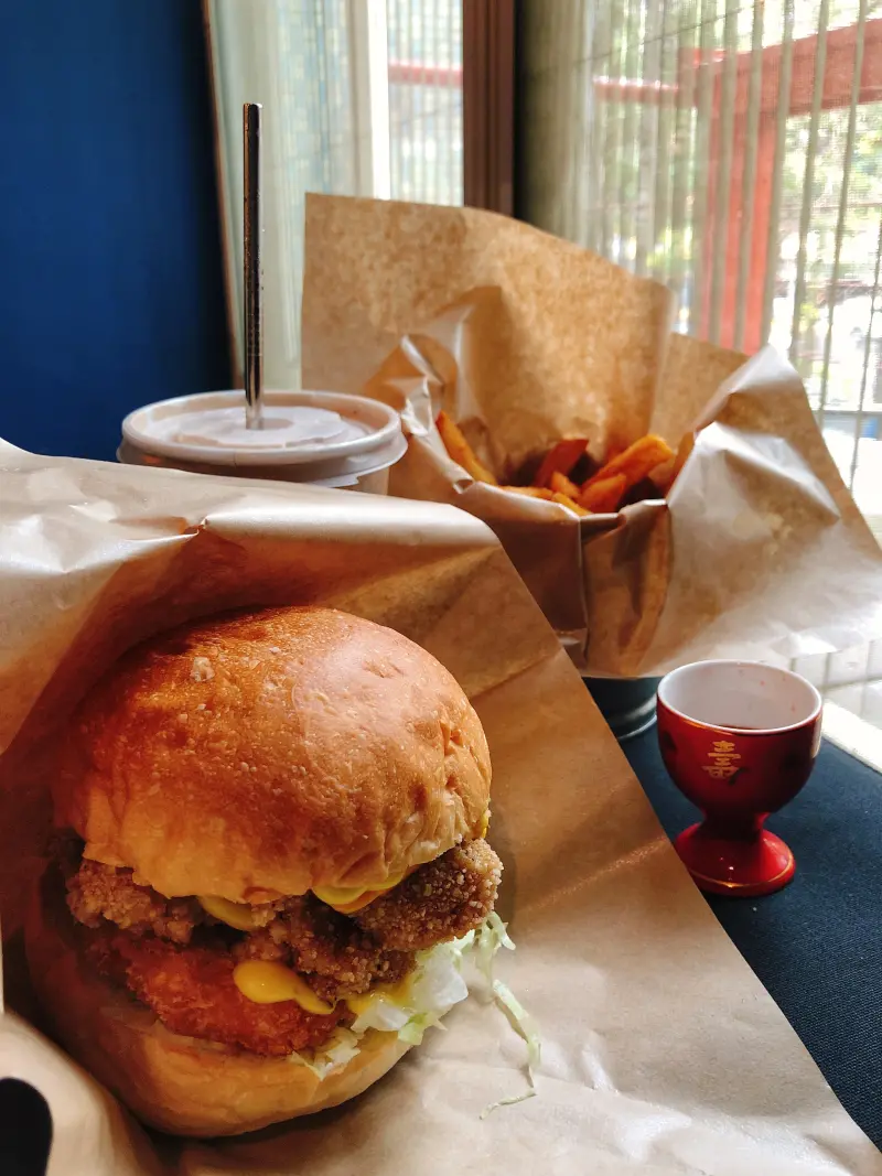 喜劇收場：巨城附近s簡單美式小店(漢堡/炸物/飲料/奶昔/酒類)，簡單不隨便的漢堡，內用外帶動靜皆宜(๑´ڡ`๑)