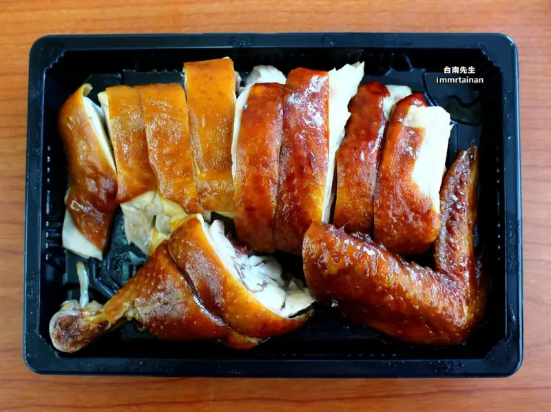 台南油雞／隱身傳統市場32年老店／每日限量販售只賣2樣／嚴選土雞肉／傳承廣西祖傳祕方／純中藥熬煮獨家滷汁／天然無化學添加－「佳味城油雞」