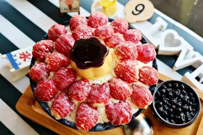 台南草莓冰 【双利冰饌研習所】滿滿新鮮草莓配上雪花冰實在太誘人!!泰奶雪花冰也好好吃，草莓錯過還要再等一年。台南雪花冰|台南甜點