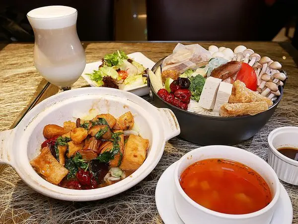新店蔬食料理，只要點餐就享白飯吃到飽，火鍋和中式料理都好吃，可以帶家裡毛小孩來跟店貓店狗交朋友-美養廚房