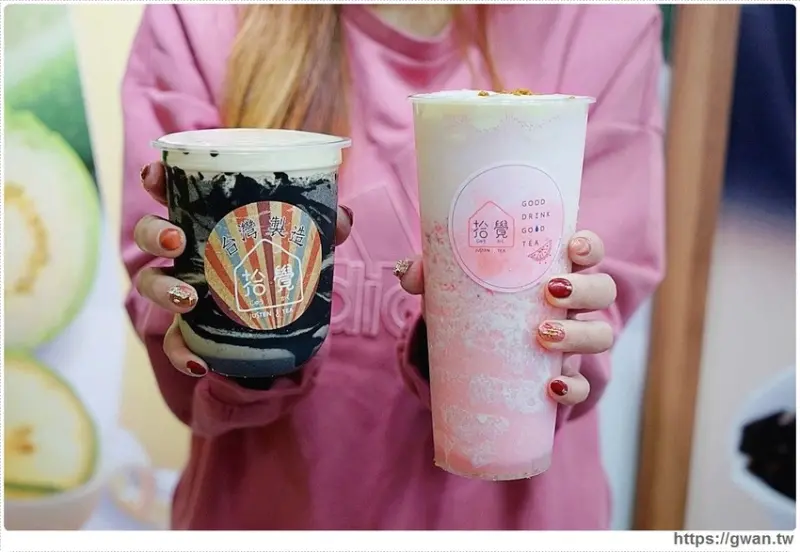 台中限定的草莓夾心來囉，加了米茶，獨特滋味只有這裡能喝到！還有超好拍的斑馬紋飲品和紅豆粉粿