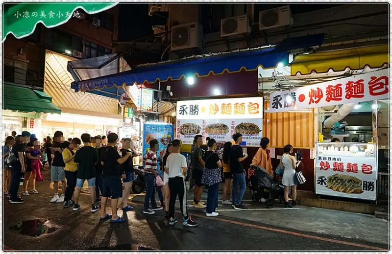 逢甲夜市排隊美食║永勝炒麵麵包，只要銅板價就能吃到道地日本味，假日限定口味，晚來就吃不到了！