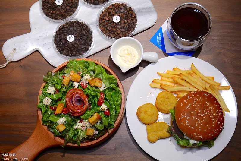 【台中│美食】不限時、供充電咖啡店，水耕生菜現點現摘好新鮮，紮實牛肉堡、手沖咖啡，適合坐上一下午。林倍咖啡