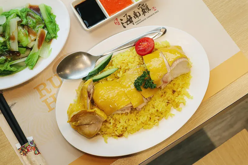 瑞記海南雞飯。傳統庶民美食的華麗變身，彈嫩緊實、滑潤Q軟，值得收藏的舒心快餐（捷運市政府站）