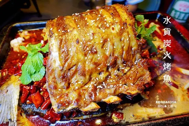 新北中和美食 ▶ 水貨炭火烤魚 ▶ 一爐兩吃的炭火烤魚 超霸氣熊掌烤魚、水果烤魚、麻辣烤魚 午宵時段只要188元 內有菜單