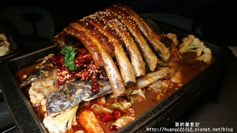 【新北中和區】中和新開幕的水貨炭火烤魚『水貨-中和店』1爐2吃/鳳梨野莓烤魚/熊掌烤魚/中和美食/捷運景安站