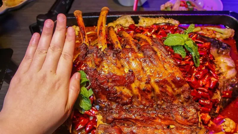 中和水貨炭火烤魚：魚與熊掌都可兼得！？超狂的比手掌大的肋排,鹹甜滋味讓人吮指回味阿..下方還有飽滿魚肉,吃完變身麻辣鍋多種吃法好幸福！