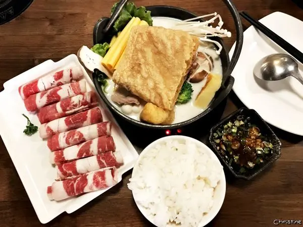 【台中。美食】南區 / 惹鍋，平價小火鍋，宵夜的好選擇，推薦起司牛奶牛肉鍋，寵物可，提供wifi / 插座，愛買復興店旁，近大慶火車站