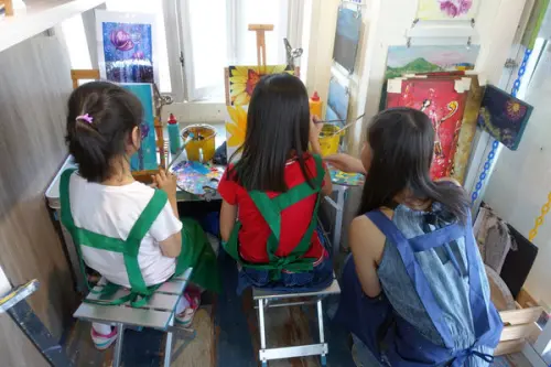 秀之藝術文化社-Show233，淡水自助畫室，合適親子同樂或約三五好友以即興畫畫的方式來享受放鬆和樂趣