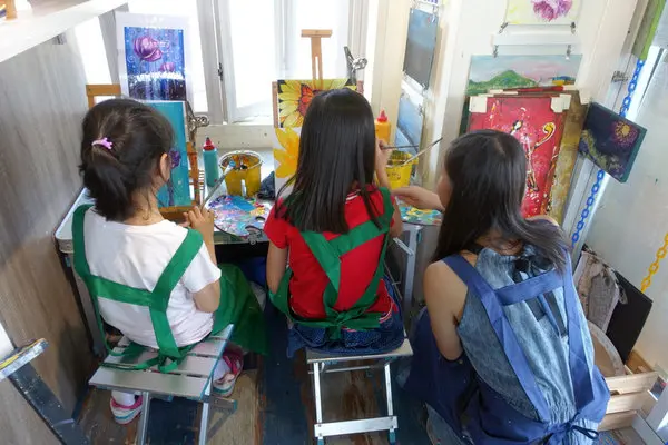 秀之藝術文化社-Show233，淡水自助畫室，合適親子同樂或約三五好友以即興畫畫的方式來享受放鬆和樂趣