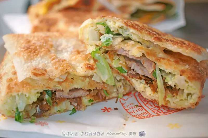 【台北美食】三重小吃 超人氣 脆皮蔬菜蛋餠 夏威夷 大阪燒口味 好吃擄獲芳心！
