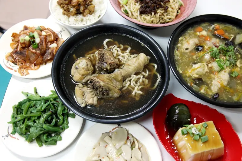 台南美食-芯芯要去【春明食堂】~銅板價就能享用總舖師十六味雞麵還有古早味魯焿