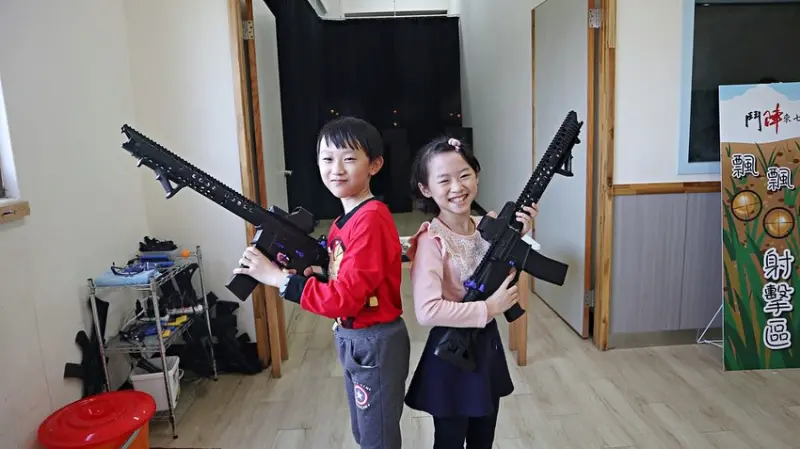 【宜蘭親子景點】五結鄉 鬥陣來七桃體驗館 ~ 結合AR、VR互動體驗、雷射神偷、手機撈魚...等多媒體的遊戲體驗，在虛擬與現實中運用高科技玩遊戲，親子旅遊的新景點，好玩又驚喜是雨天備案的好去處 !