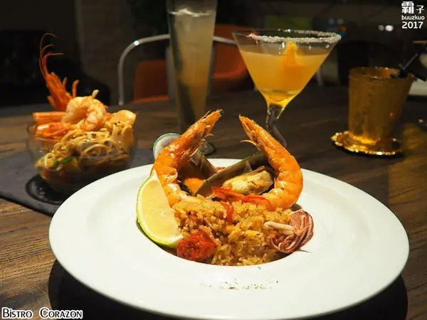 餐酒館 心享食Bistro Corazon，美饌佳餚，帥氣調酒師，調出一杯杯特調水果雞尾酒～              